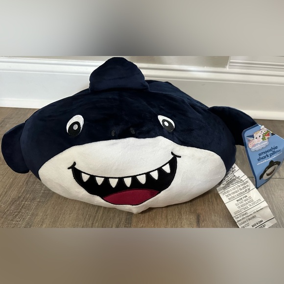 Cuddly Crew Smooshie Shark Pillow & Shark Hooded Throw - Picture 3 of 4